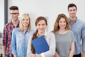 © contrastwerkstatt / Adobe Stock 5 junge Frauen und Männer in einem Gruppenbild