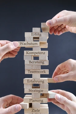 © monropic / Adobe Stock Ein Turm aus Spielbausteinen beschriftet mit Erfolg, Wachstum, Kompetenz, Beratung