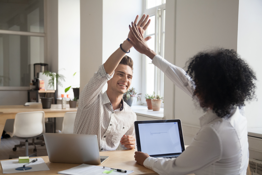 © fizkes / Shutterstock Zwei Auszubildende klatschen ein "High Five".